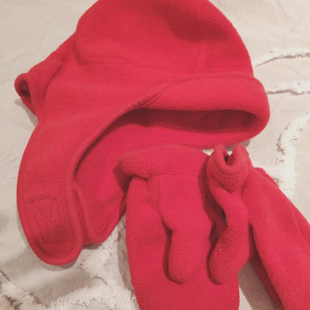Old Navy hat and mitten set  4T - 5T